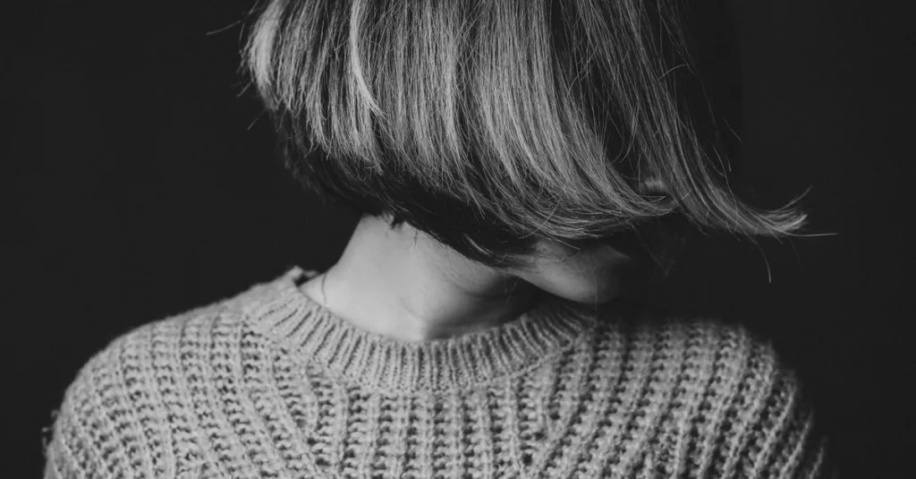 découvrez la coiffure bob superposée floue, une coupe moderne qui apporte volume et mouvement pour un style élégant et naturel.