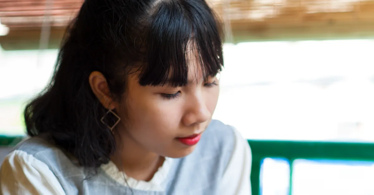 découvrez le style tendance des curtain bangs, une frange légère et effilée qui encadre parfaitement le visage pour un look moderne et naturel.