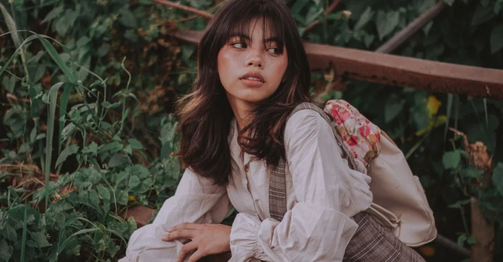 découvrez les curtain bangs, la tendance coiffure idéale pour un look moderne et naturel. faciles à entretenir, elles encadrent le visage avec élégance et style.