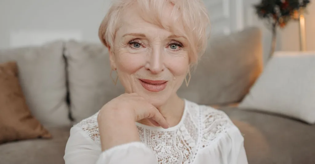 découvrez des coiffures élégantes et adaptées aux cheveux fins pour les femmes de plus de 50 ans, mettant en valeur votre beauté naturelle avec style et simplicité.