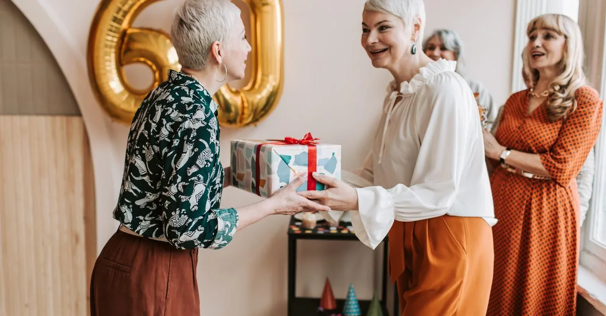 découvrez des coiffures élégantes et adaptées aux femmes de plus de 60 ans avec des cheveux fins, pour sublimer votre look tout en douceur et volume.