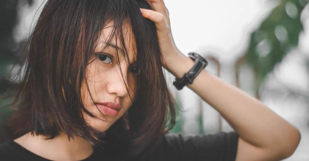 conseils et solutions pour cheveux gras : astuces pour contrôler l'excès de sébum, choisir les bons produits et adopter une routine capillaire efficace.