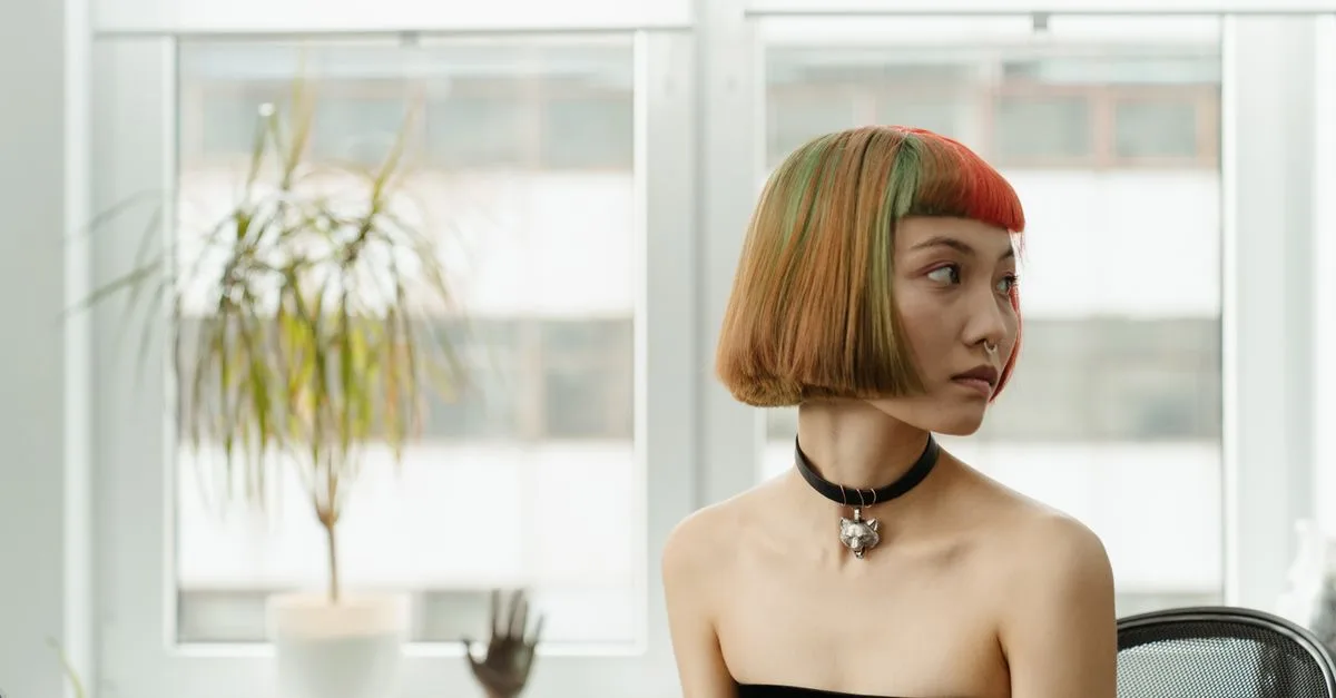 découvrez le short bob, une coupe de cheveux moderne et élégante qui apporte fraîcheur et style à votre look. parfait pour sublimer votre visage avec originalité.
