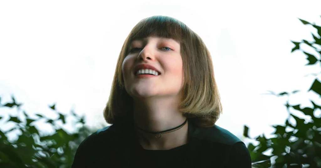 découvrez le style chic et moderne du short bob, une coupe de cheveux courte et élégante parfaite pour un look frais et dynamique.