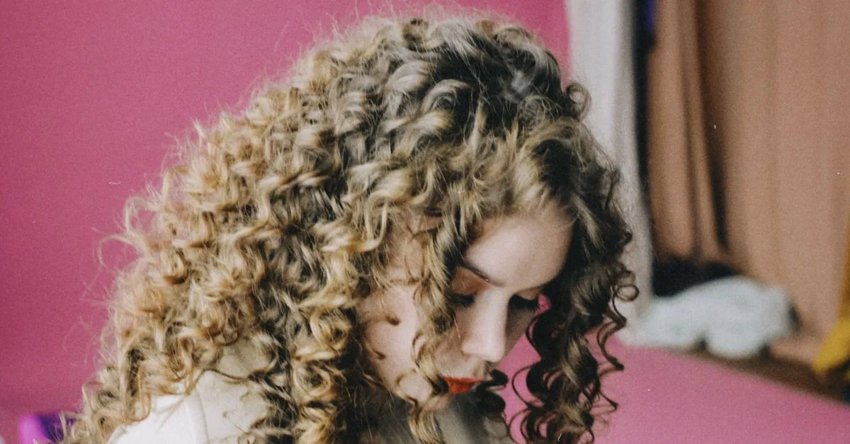 découvrez comment sublimer vos cheveux avec de magnifiques boucles naturelles et éclatantes grâce à nos conseils et astuces experts.