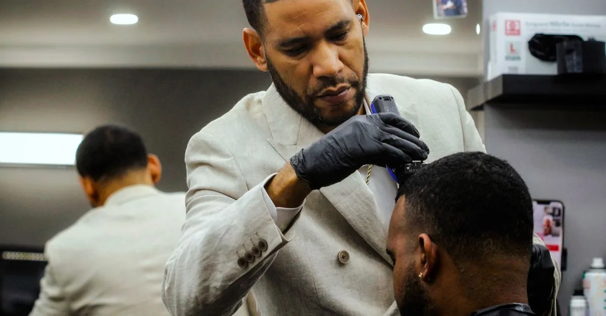 découvrez les coiffures tendances pour hommes noirs, des styles classiques aux looks modernes, pour sublimer votre allure au quotidien.
