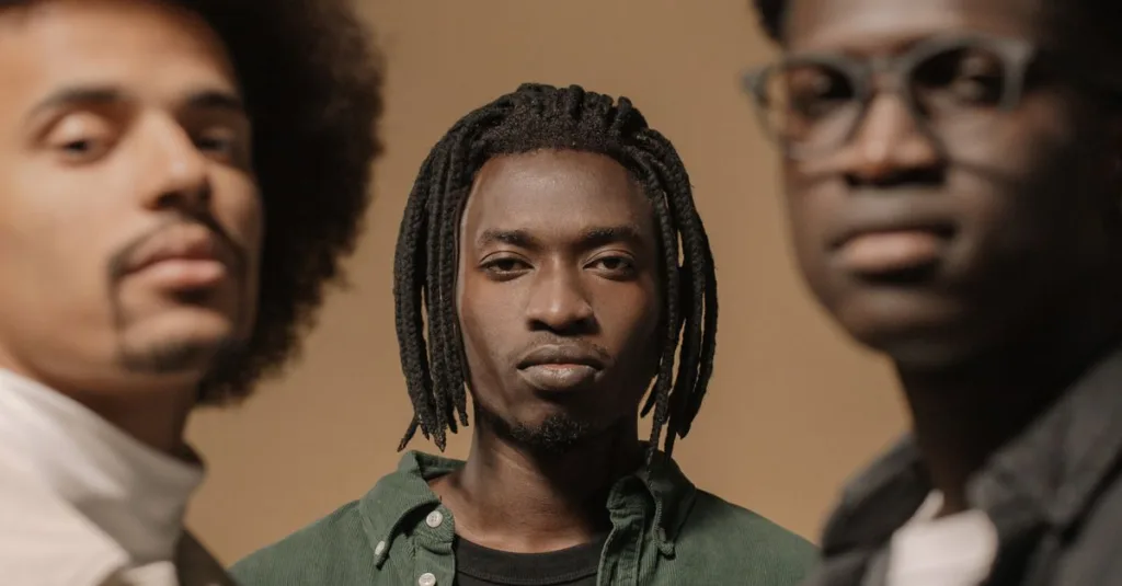 découvrez les coiffures tendances pour hommes noirs, des styles classiques aux looks modernes pour sublimer votre apparence au quotidien.