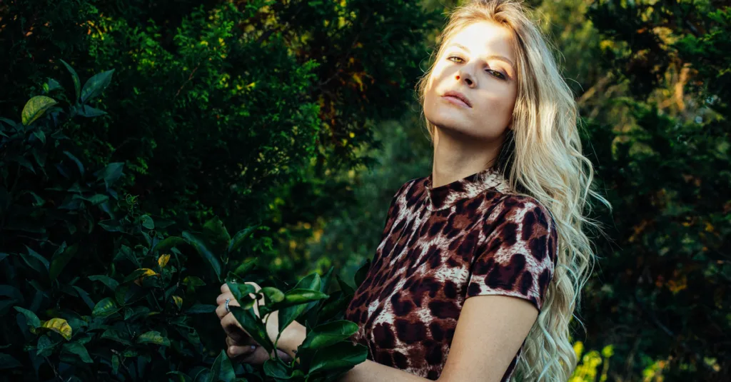 découvrez notre technique de balayage blond qui illumine et sublime vos cheveux avec un effet naturel et lumineux.