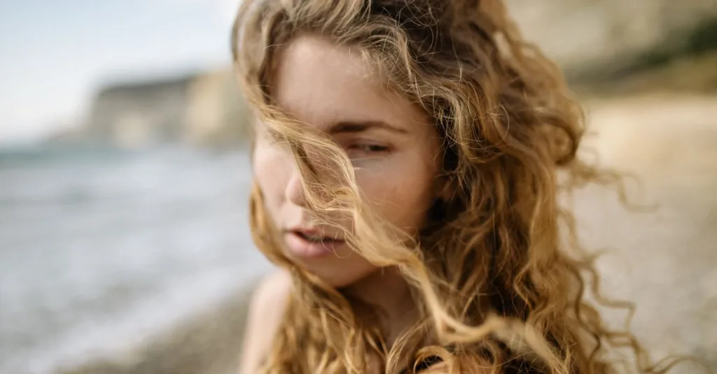 découvrez comment sublimer vos cheveux blonds avec des reflets bruns naturels pour un look éclatant et sophistiqué.
