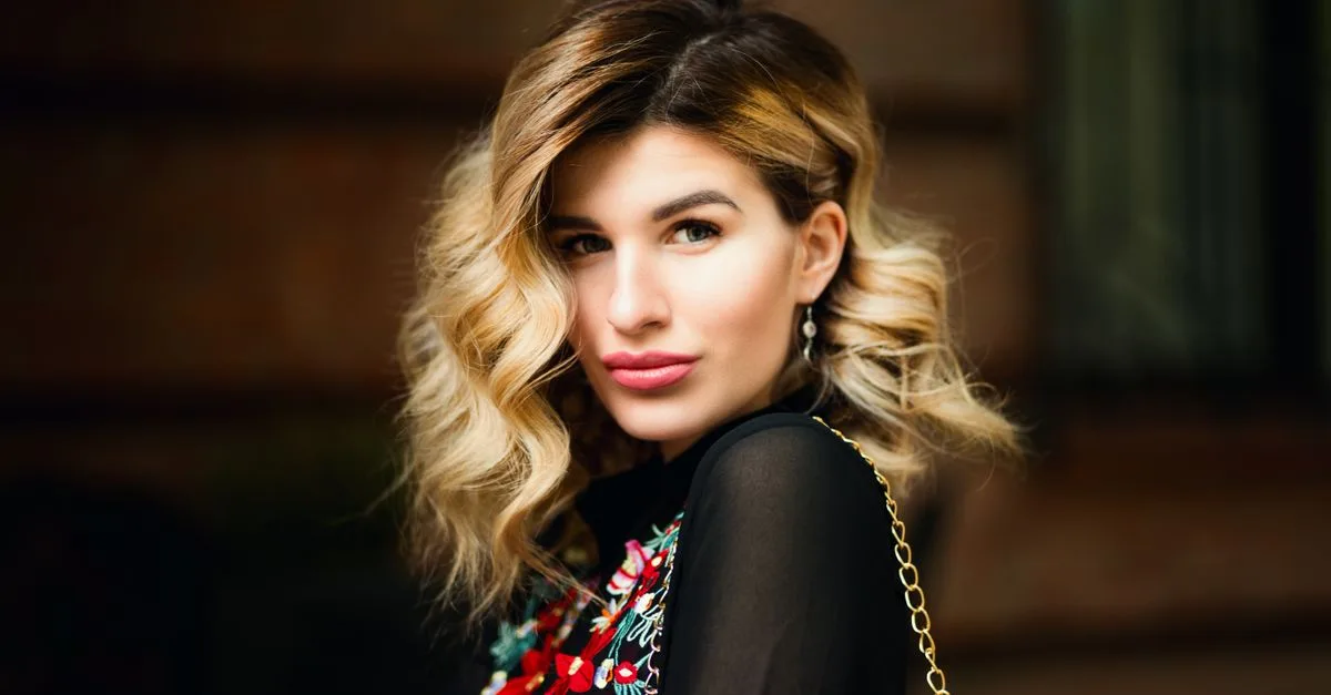 découvrez le caramel balayage pour les brunes, une technique de coloration qui illumine naturellement vos cheveux avec des reflets chauds et subtils.