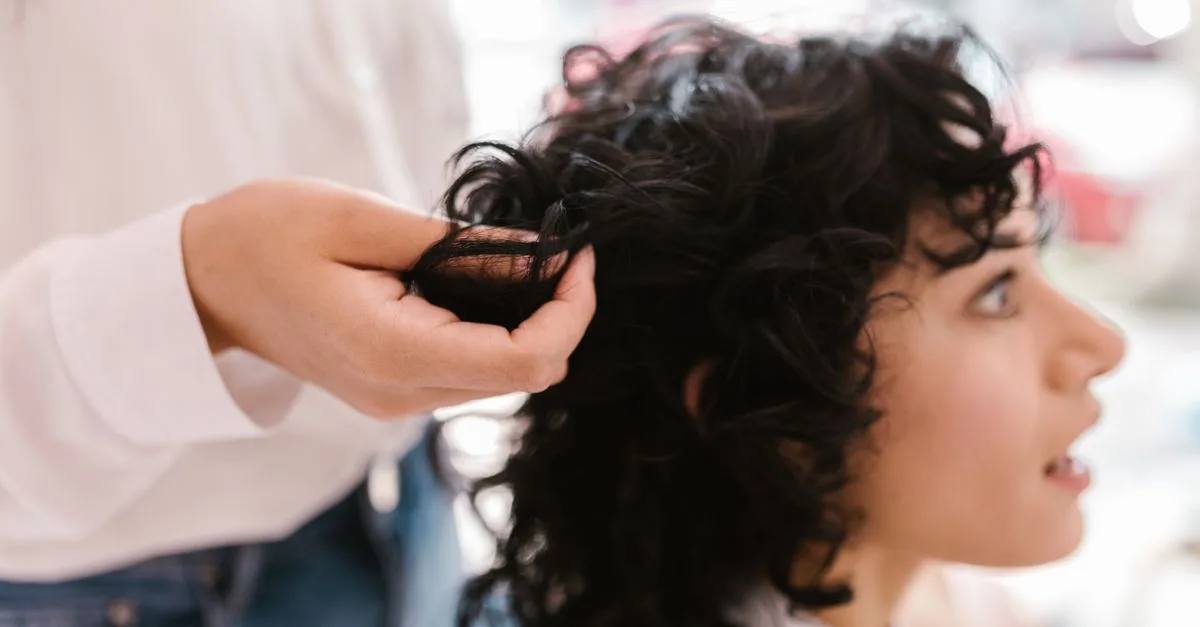 découvrez la coupe curly fade, un style moderne qui allie textures bouclées et dégradé net pour un look élégant et tendance.
