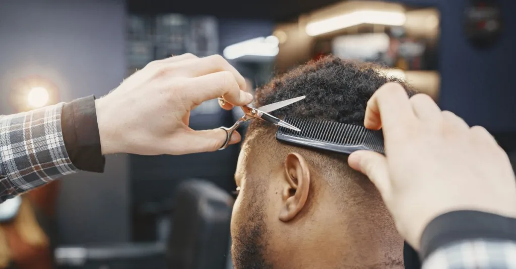 découvrez la coupe dégradée pour cheveux bouclés, alliant style moderne et texture naturelle pour un look unique et tendance.