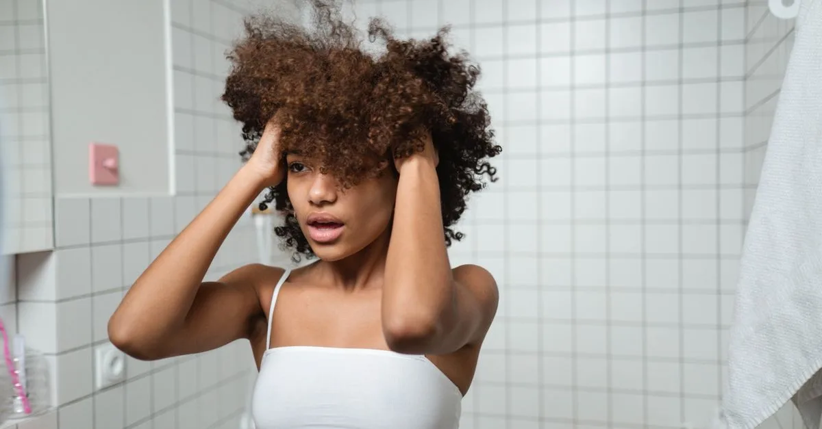 découvrez une routine de soins capillaires adaptée aux cheveux bouclés pour sublimer vos boucles naturellement et les garder en bonne santé.