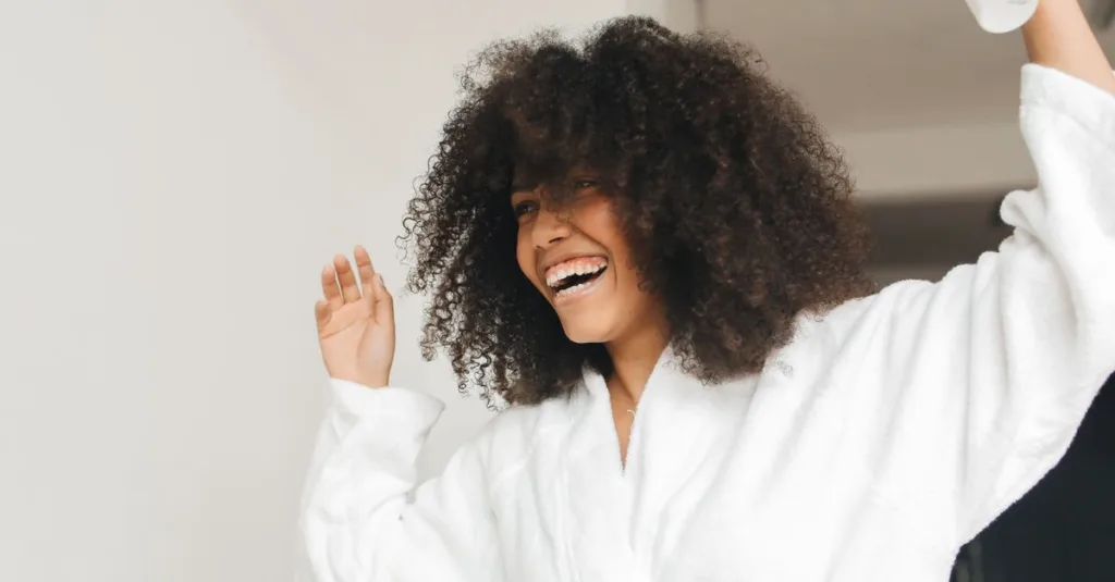 découvrez une routine de soins capillaires adaptée aux cheveux bouclés pour des boucles définies, hydratées et en pleine santé au quotidien.
