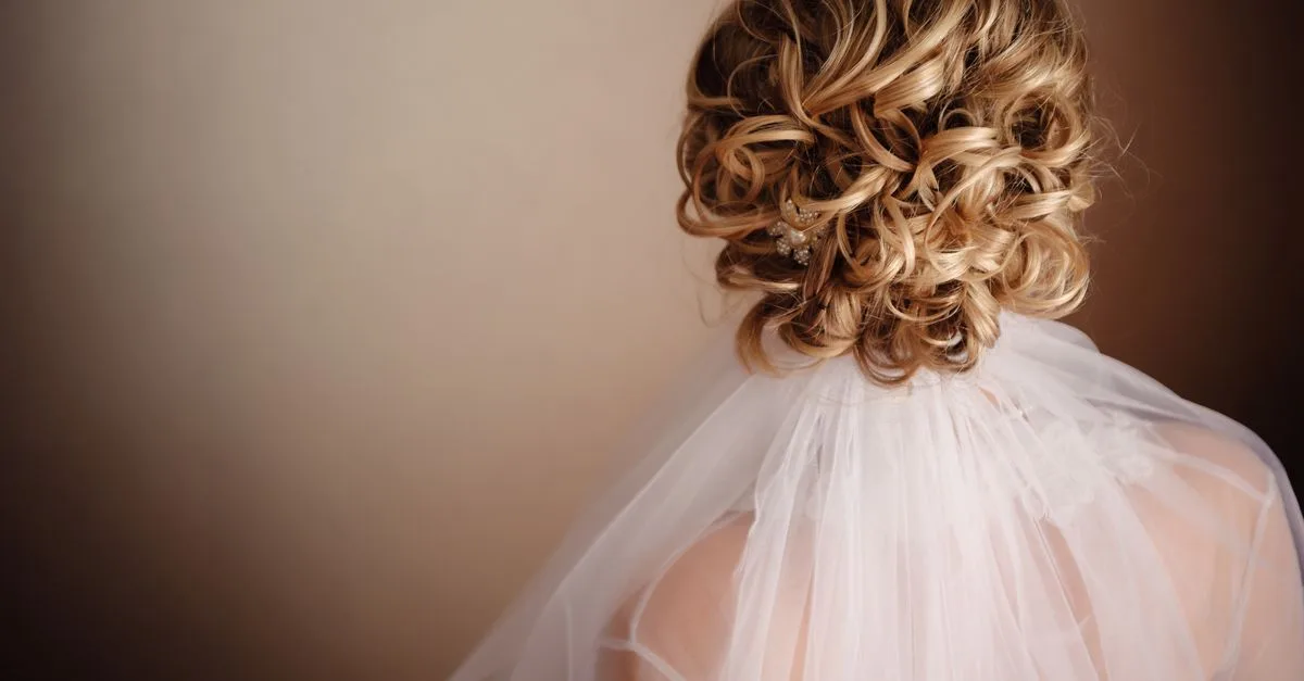 découvrez des coiffures bouclées tendance et faciles à réaliser pour sublimer vos cheveux naturels avec style et élégance.