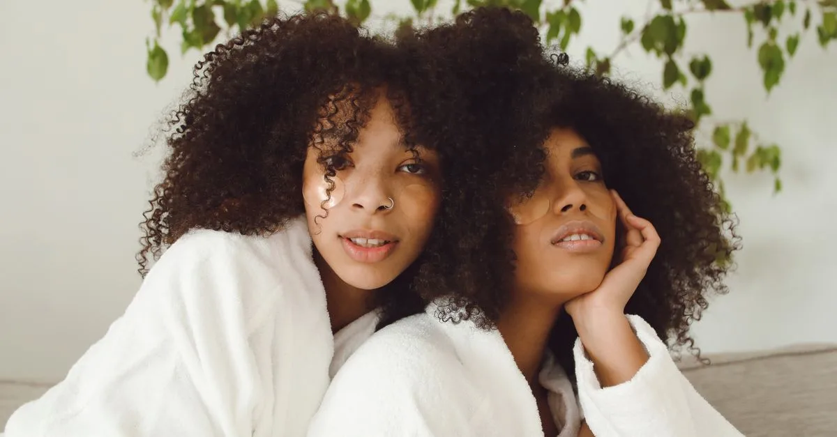 découvrez nos conseils et produits essentiels pour prendre soin des cheveux crépus et secs, afin de les hydrater, les nourrir et révéler toute leur beauté naturelle.