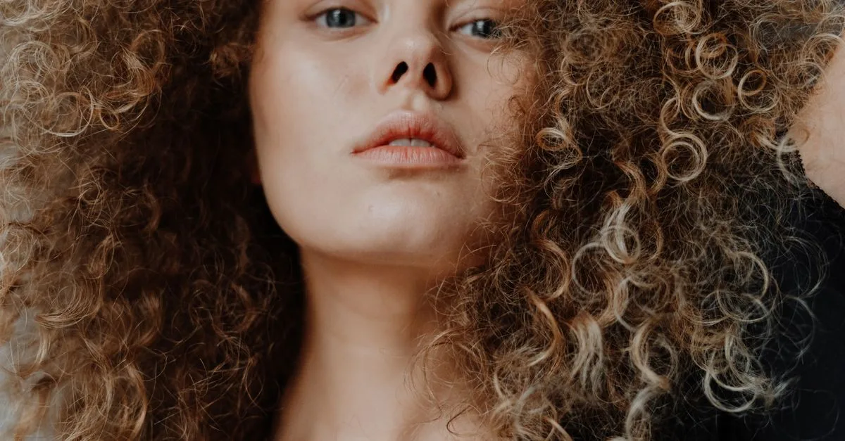 découvrez des conseils et astuces efficaces pour dompter les cheveux frisés et réduire les frisottis au quotidien.