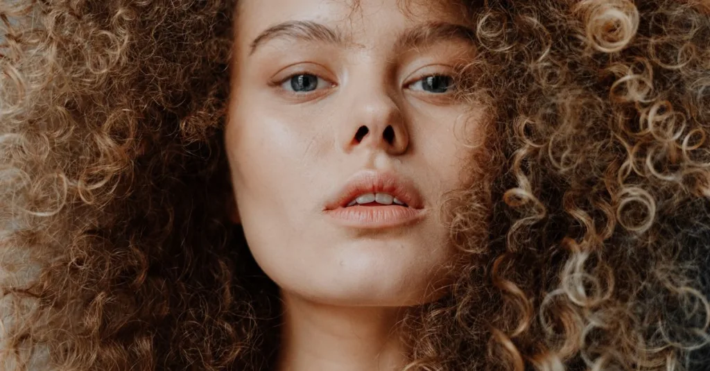 découvrez nos astuces et soins efficaces pour maîtriser les cheveux crépus et frisottis, et obtenir une coiffure lisse et brillante.