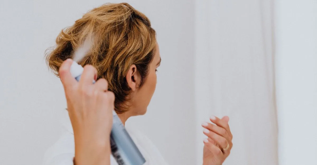 découvrez une routine capillaire adaptée aux cheveux fins et cassants pour renforcer, nourrir et sublimer votre chevelure au quotidien.