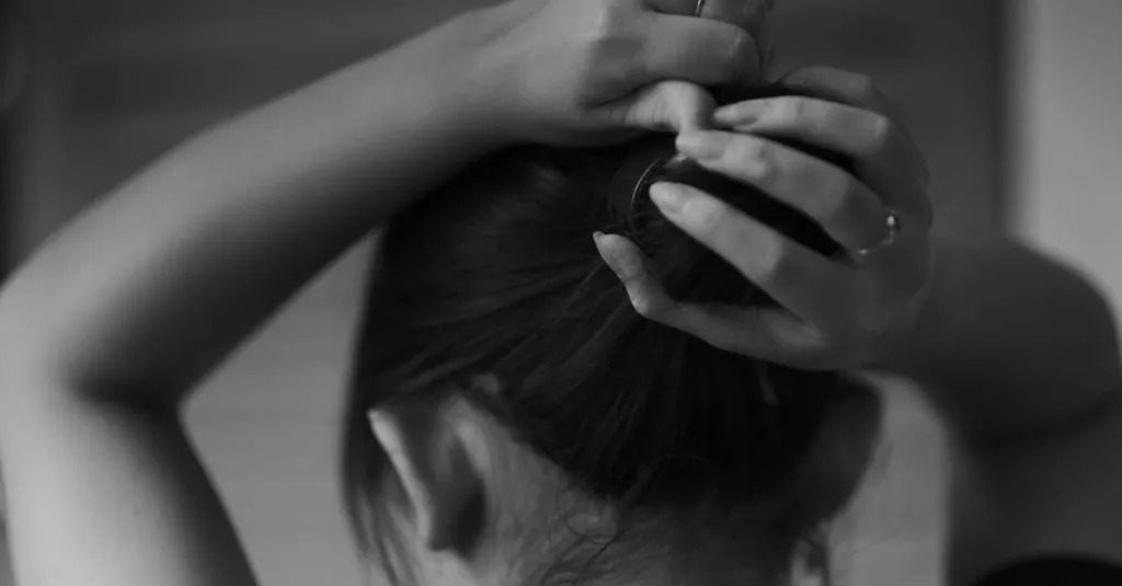 découvrez une routine capillaire adaptée aux cheveux fins et cassants pour renforcer, nourrir et protéger vos cheveux au quotidien.