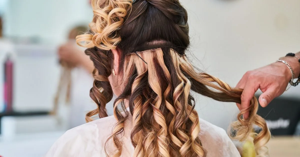 découvrez nos conseils et astuces pour des cheveux bouclés magnifiques, naturels et bien définis. apprenez à entretenir vos boucles et à sublimer votre coiffure.