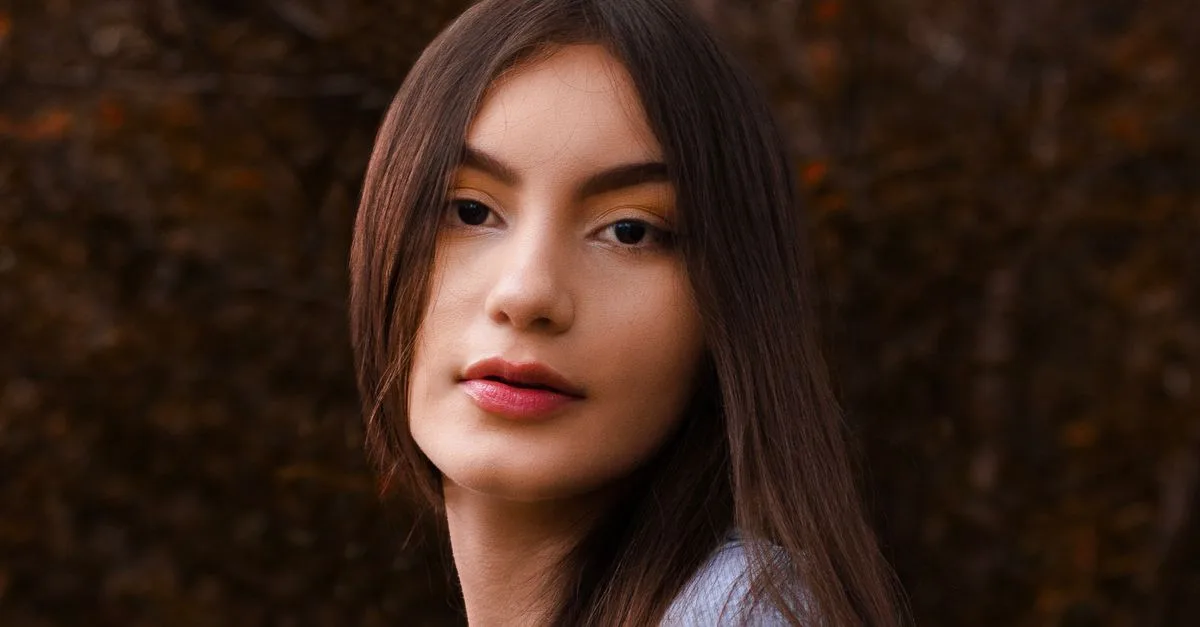 découvrez des techniques de mèches pour brunes qui illuminent et subliment naturellement vos cheveux tout en apportant éclat et dimension.