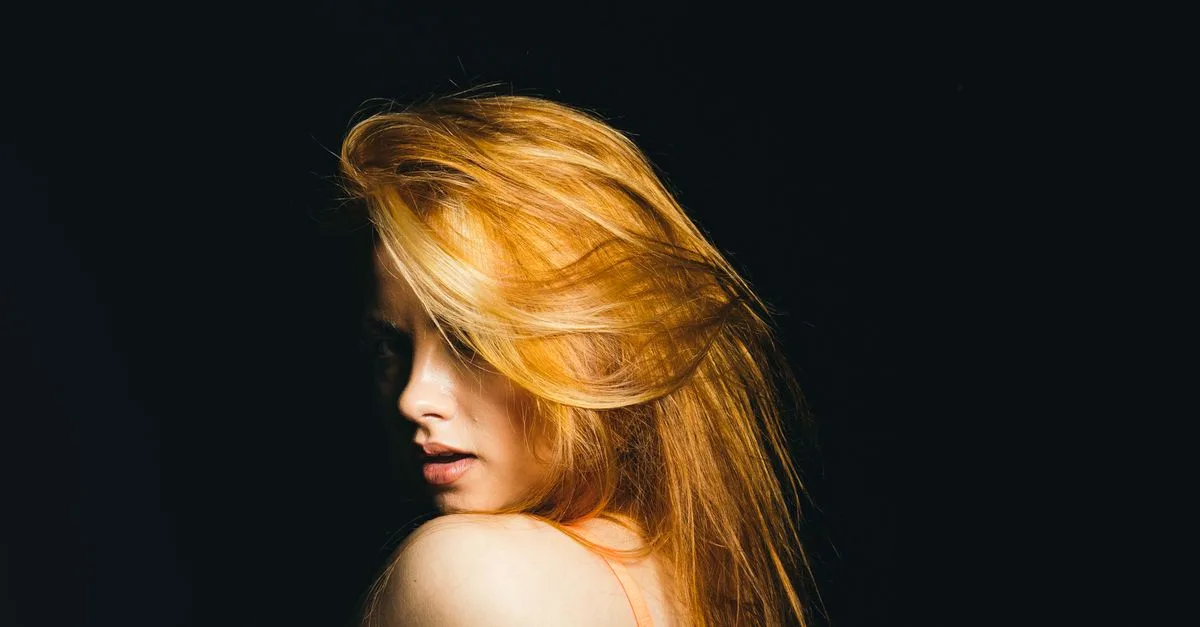 découvrez nos techniques professionnelles pour éclaircir vos cheveux en douceur et obtenir un résultat naturel et lumineux.