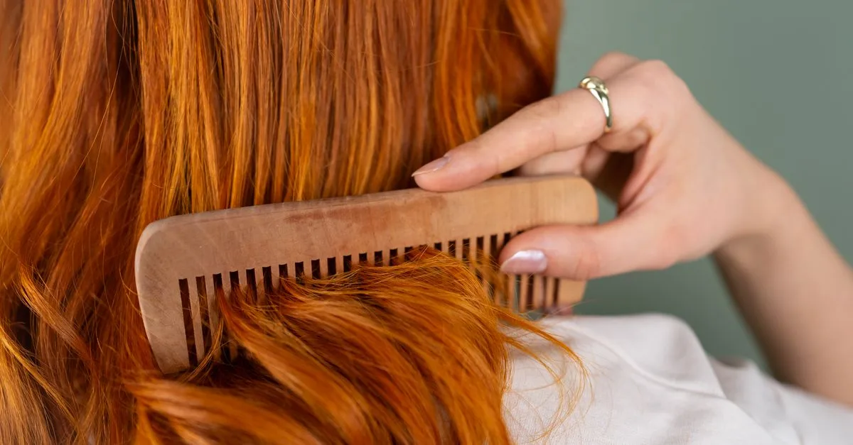 découvrez une routine capillaire efficace pour équilibrer les longueurs sèches et les racines grasses, et retrouvez des cheveux sains et lumineux au quotidien.