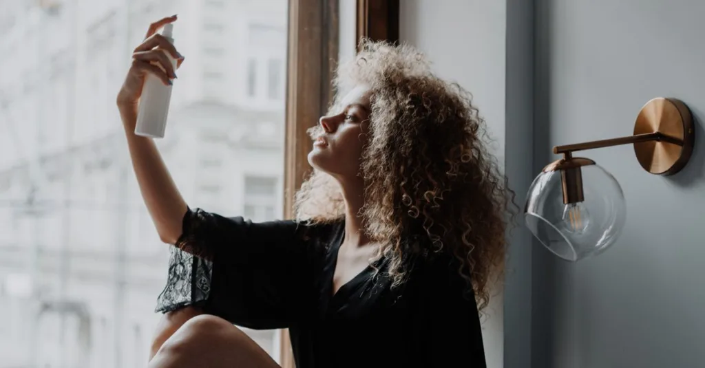 découvrez nos conseils et soins pour hydrater et sublimer les cheveux ondulés, en leur apportant douceur, éclat et définition tout au long de la journée.