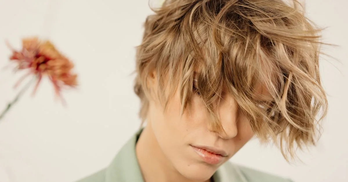 découvrez notre coupe dégradée idéale pour les cheveux ondulés, qui apporte volume et mouvement naturel à votre coiffure.