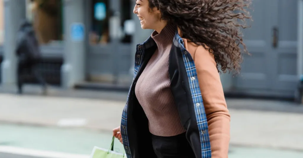 découvrez notre technique de brushing bouclé longue tenue pour des boucles définies, volumineuses et éclatantes toute la journée.