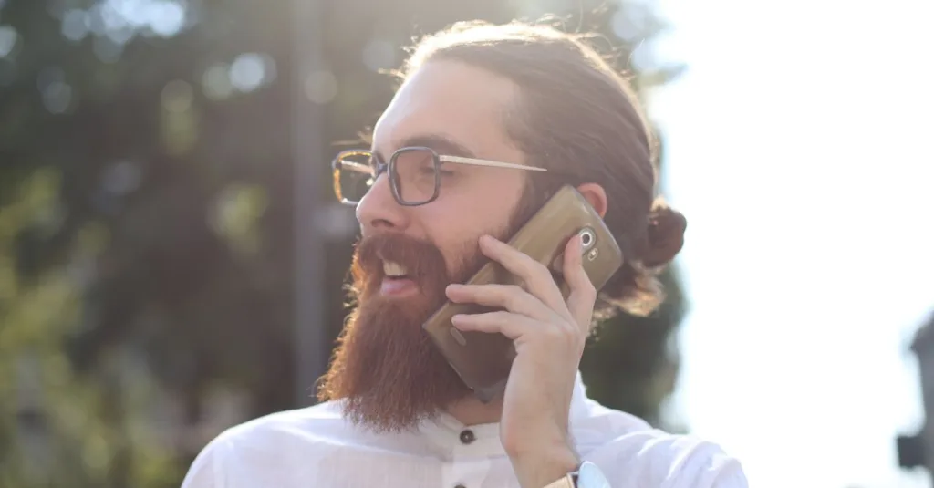 découvrez le style tendance du man bun, une coiffure masculine élégante et pratique qui séduit de plus en plus d'hommes. apprenez à réaliser et entretenir ce look moderne.