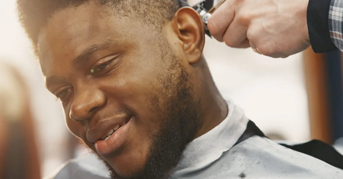 découvrez les coupes afro pour hommes, alliant style et authenticité. inspirez-vous des tendances pour sublimer votre look avec une coiffure afro moderne et élégante.
