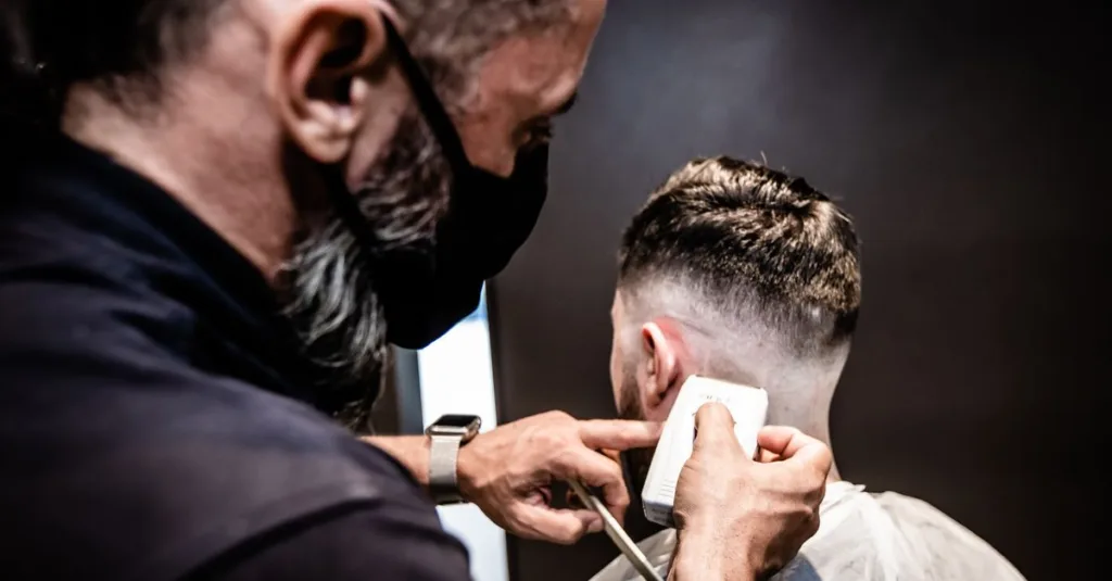 découvrez la coupe de cheveux dégradée pour hommes, une coiffure tendance et moderne qui allie style et élégance pour un look parfait.