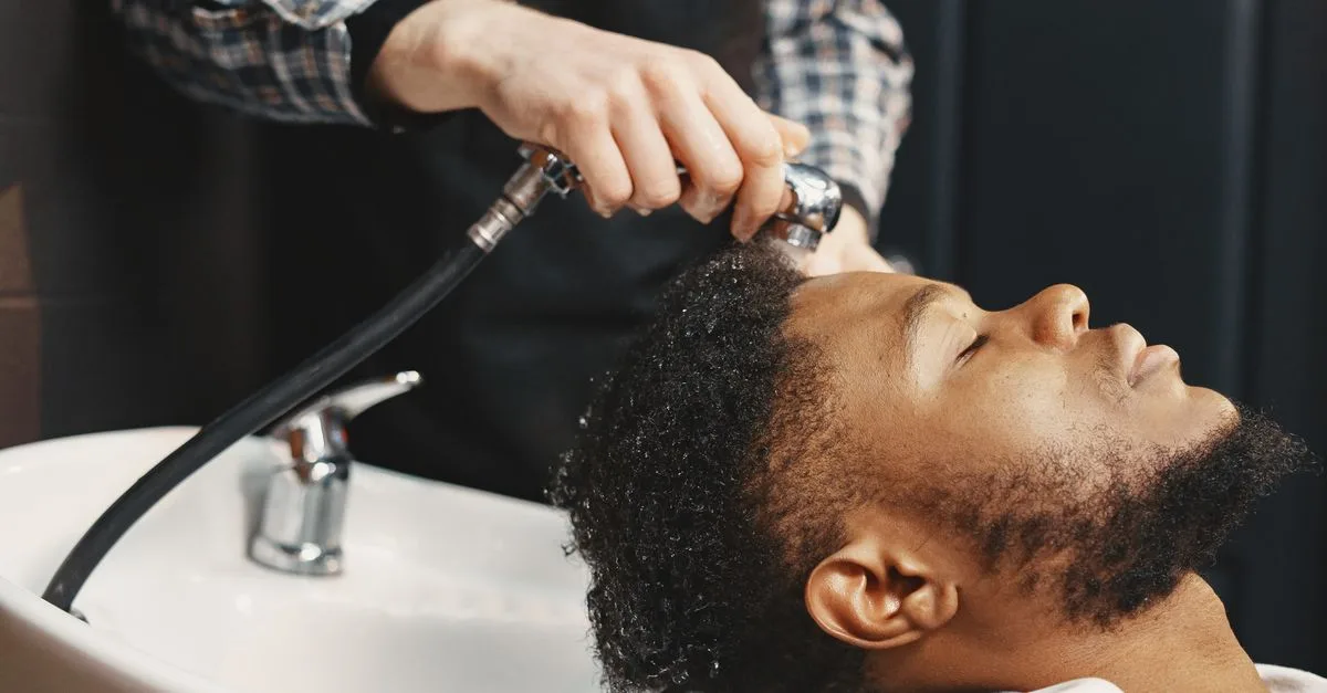découvrez nos soins spécialement conçus pour les cheveux permanents des hommes, alliant hydratation, protection et définition pour un style impeccable au quotidien.