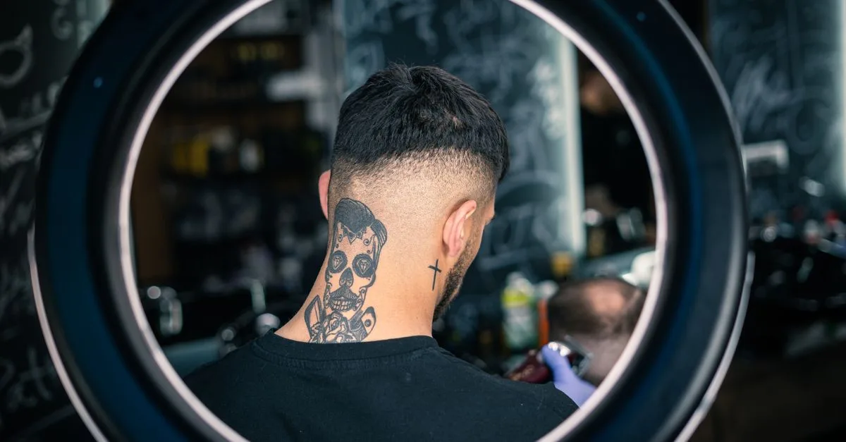 découvrez la coupe de cheveux mid fade, un style moderne et élégant qui apporte un dégradé progressif sur les côtés pour un look soigné et tendance.