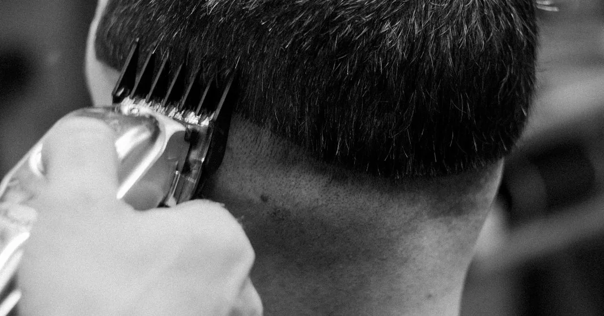 découvrez la coupe de cheveux américaine moderne décolorée, alliant style contemporain et élégance décontractée pour un look unique et tendance.