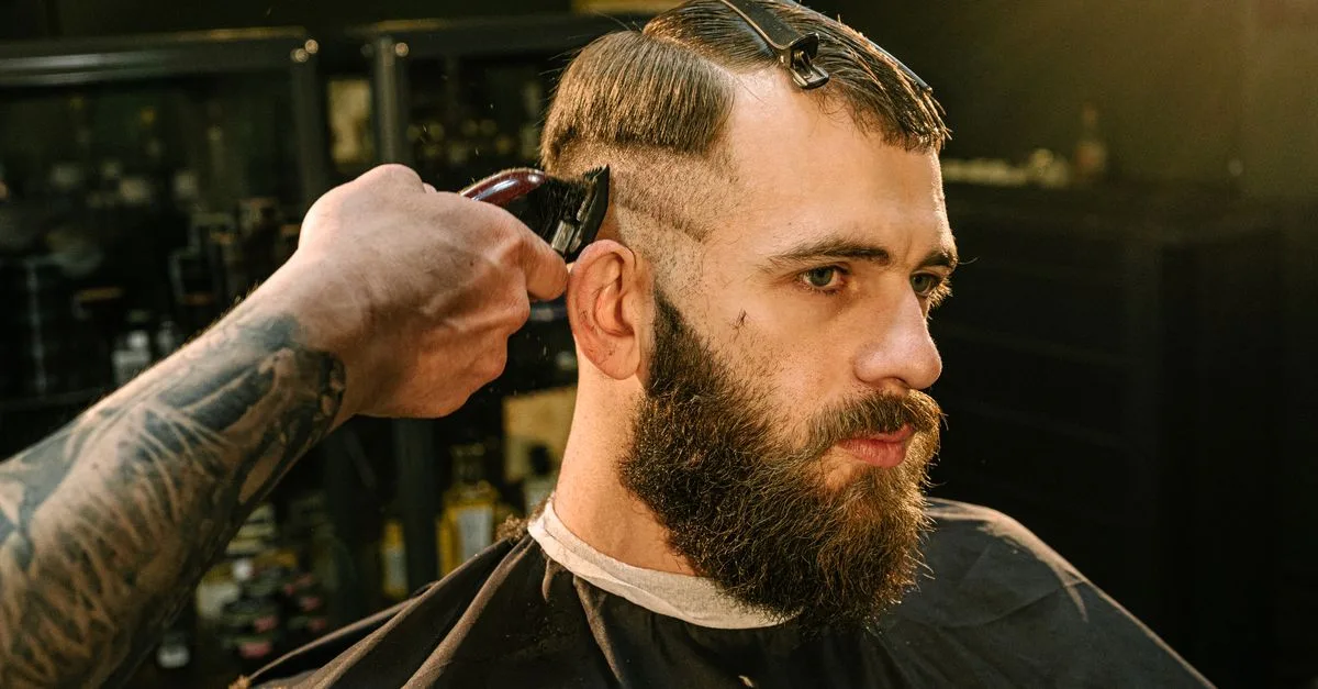 découvrez la coupe bowl pour hommes modernisée : un style tendance et audacieux qui allie simplicité et élégance pour un look contemporain.
