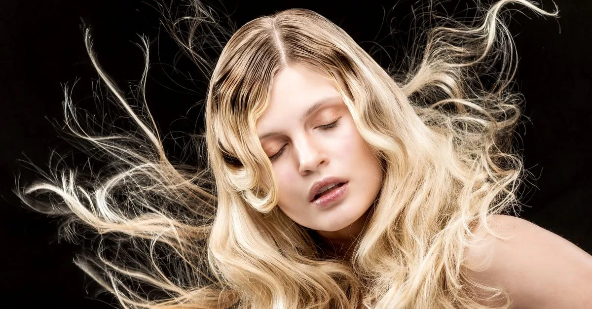 conseils et astuces pour coiffer naturellement les cheveux ondulés, sublimer leur texture et révéler leur beauté unique.