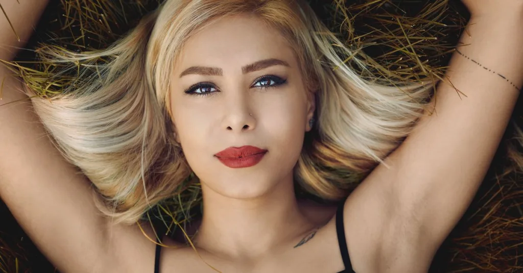 découvrez le style platinum blonde, une teinte blond très claire et éclatante qui illumine votre look avec élégance et modernité.