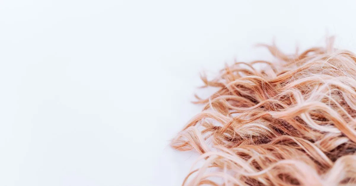 découvrez nos conseils et astuces pour sublimer vos cheveux avec des mèches blond platine éclatantes et lumineuses.