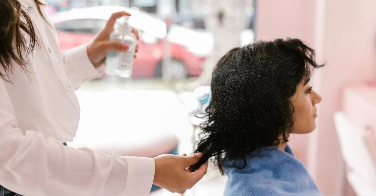 traitement capillaire pour cheveux poreux : hydratez, réparez et renforcez vos cheveux fragilisés pour une chevelure plus douce et éclatante.