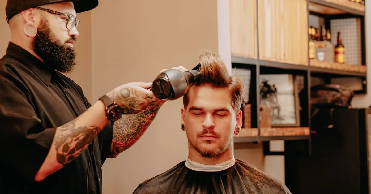 découvrez comment réaliser un brushing parfait pour cheveux courts afin d'obtenir du volume et une finition lisse et élégante.