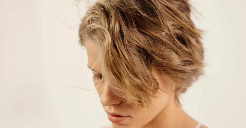 découvrez comment réaliser un brushing parfait pour les cheveux courts, pour un look élégant et soigné en un rien de temps.