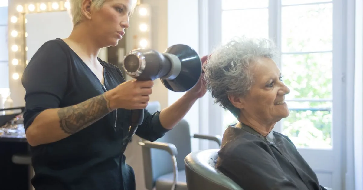 découvrez nos conseils et astuces pour coiffer les cheveux courts avec style et facilité. idées tendances et techniques adaptées pour un look impeccable au quotidien.