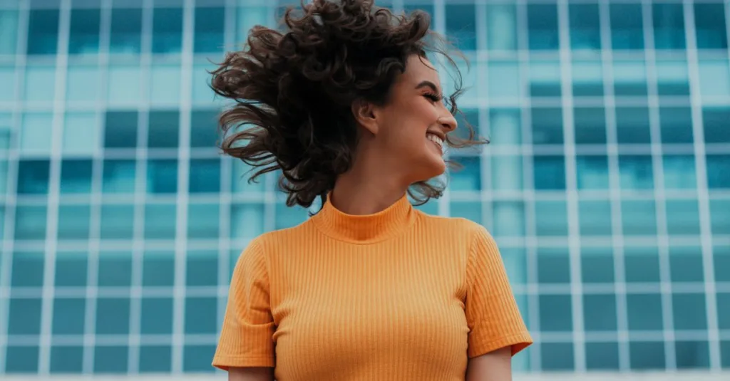 découvrez des astuces et conseils professionnels pour coiffer et sublimer les cheveux épais avec style et facilité.