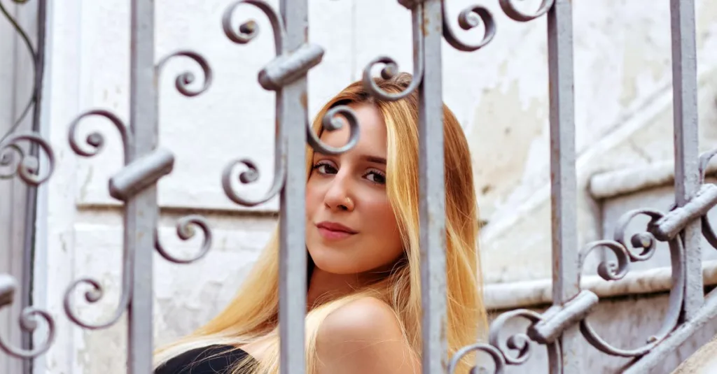 découvrez l'élégance intemporelle avec venetian blonde, une nuance de blond sophistiquée inspirée des couleurs chaleureuses de venise.