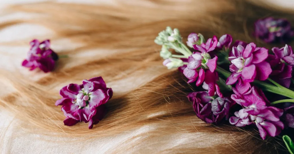 teinture pour cheveux violet vibrant : apportez une touche audacieuse et éclatante à votre style avec notre couleur intense et longue tenue.