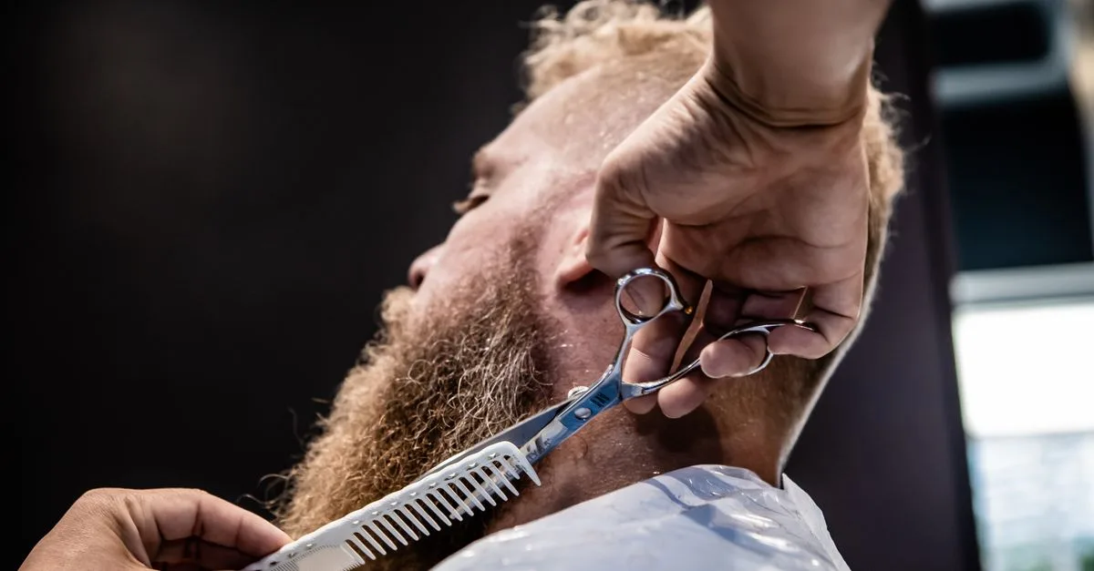 coupe viking courte facile à entretenir, alliant style audacieux et praticité au quotidien.