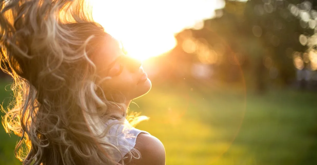 découvrez des conseils et astuces pour sublimer vos cheveux ondulés et adopter un style wavy naturel et tendance.